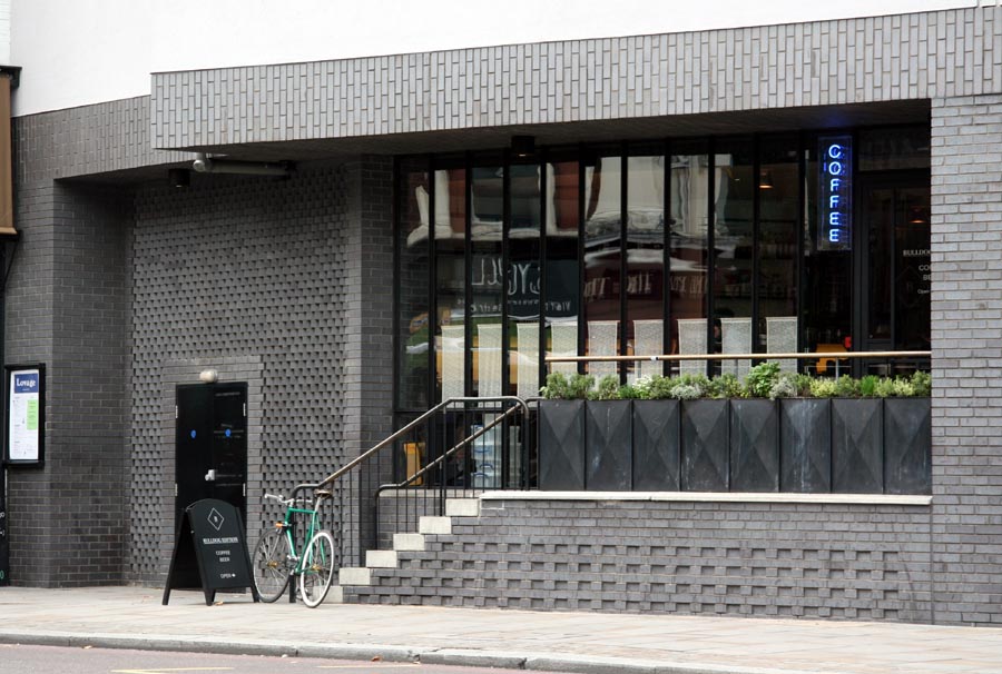 A combination of Ketley Staffs Blue Facings and brick slips create aTrendy London Cafe