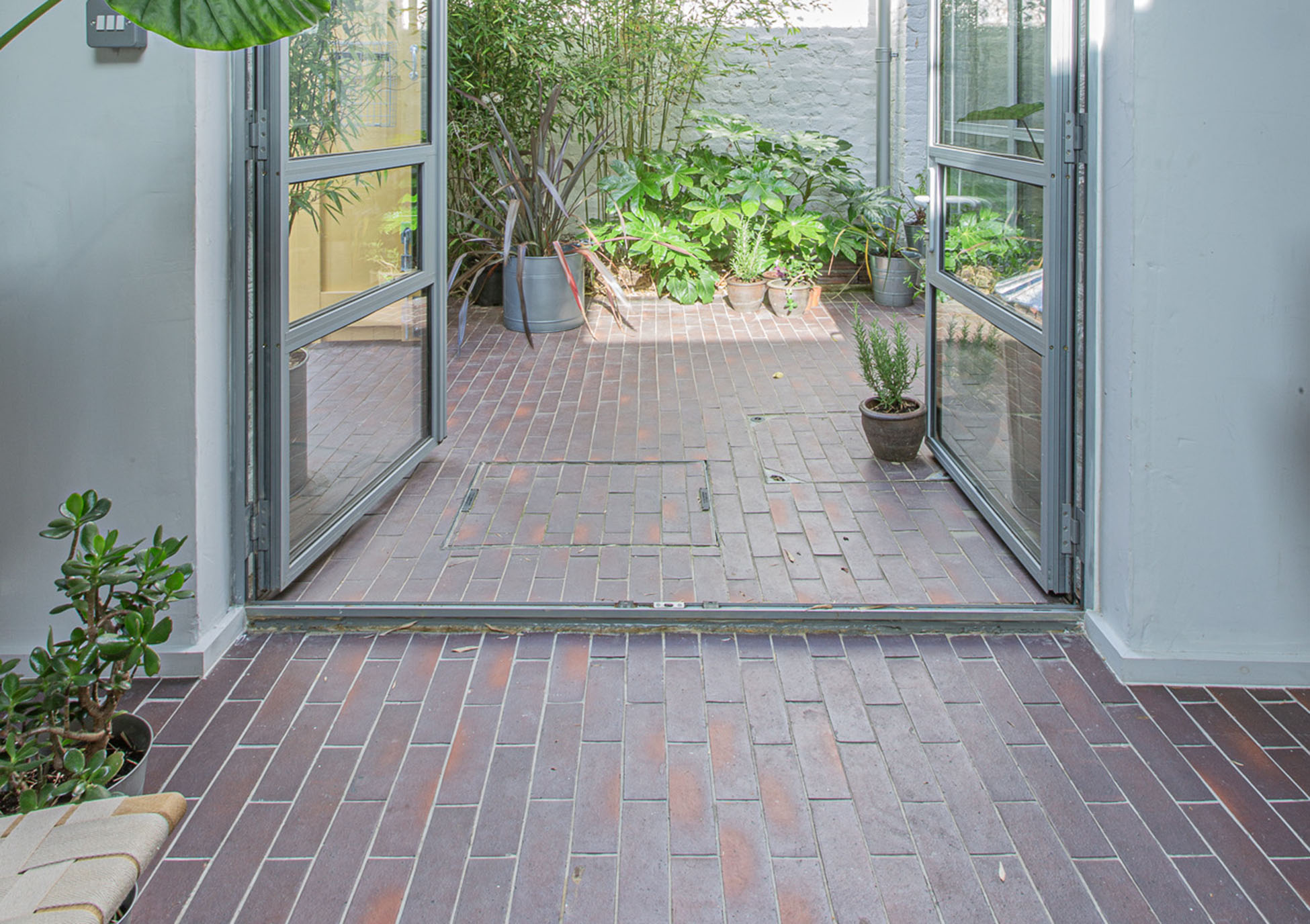 Brown brindle quarry tiles blend make the space flow from the inside to the outside