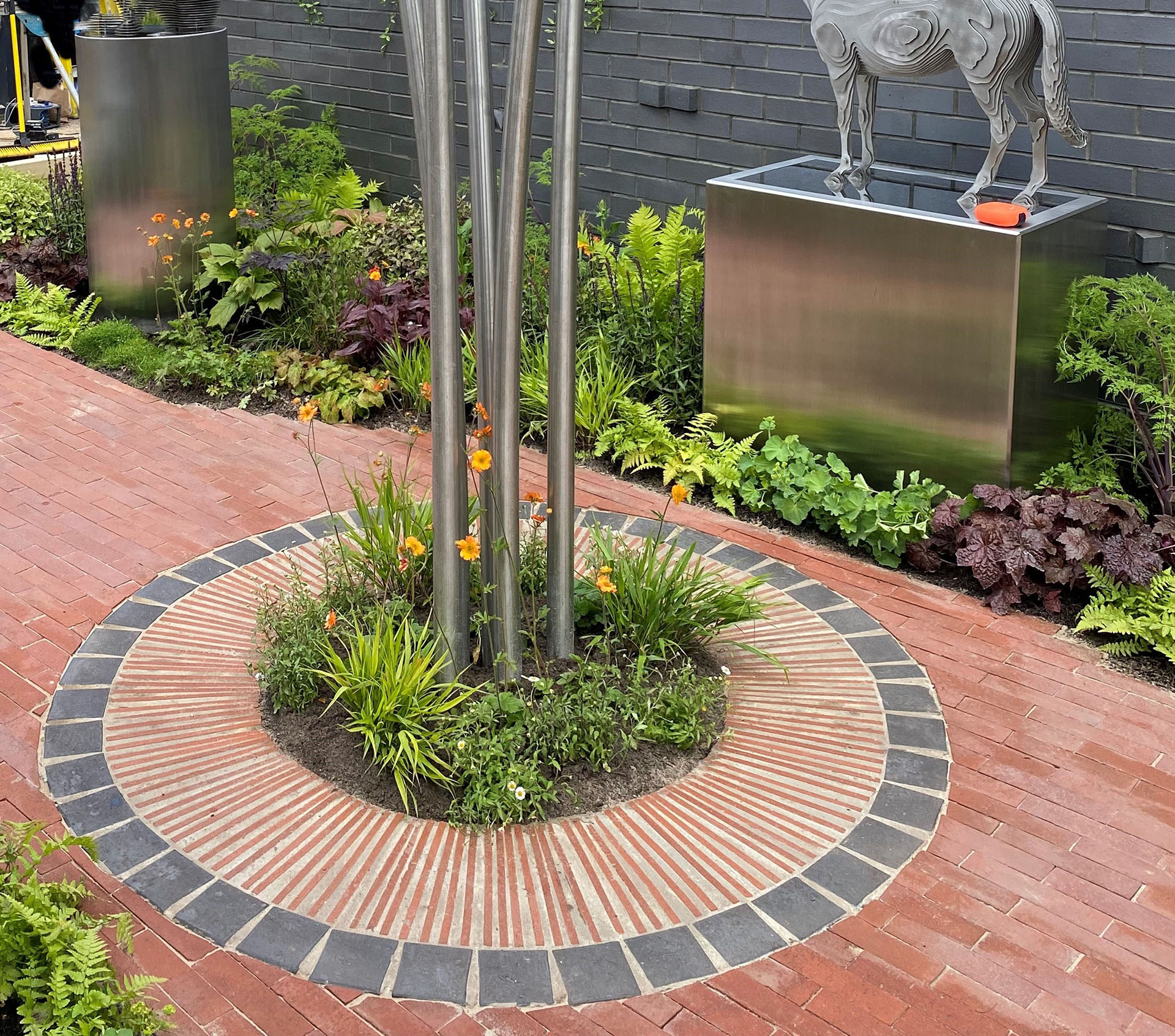 Ketleys new Linium bricks add detail to a planted circle bed at RGH Chelsea 2024