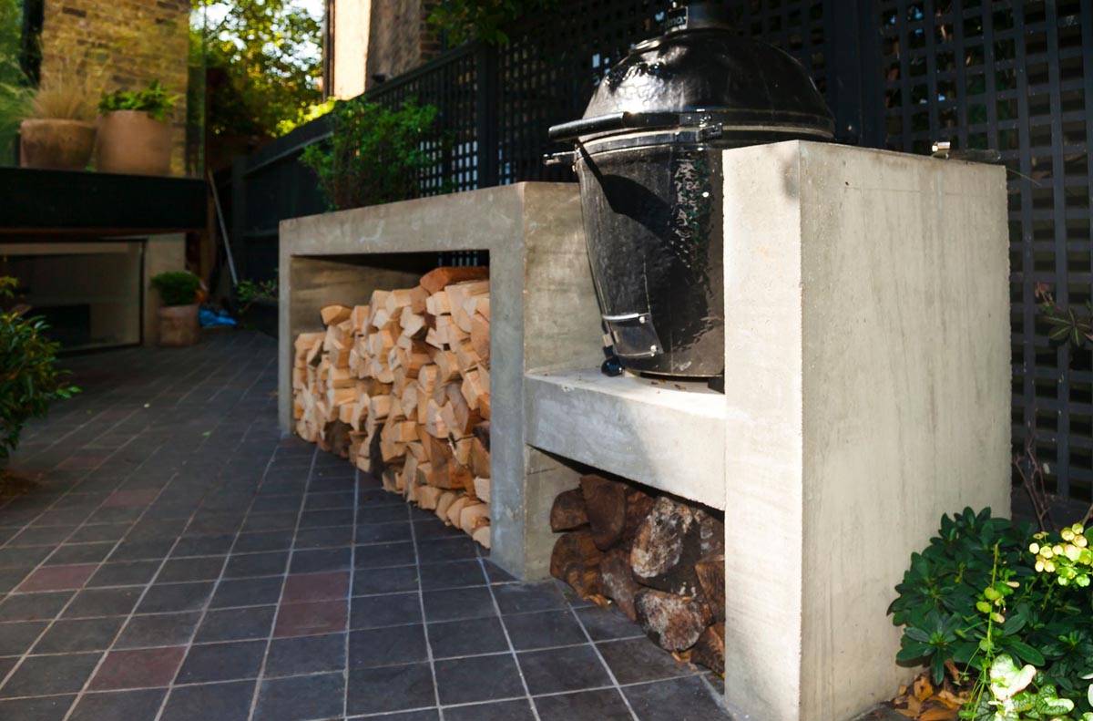 London garden designed by Miria Harris using Staffs blue quarry tiles laid by Nordland Landscapes