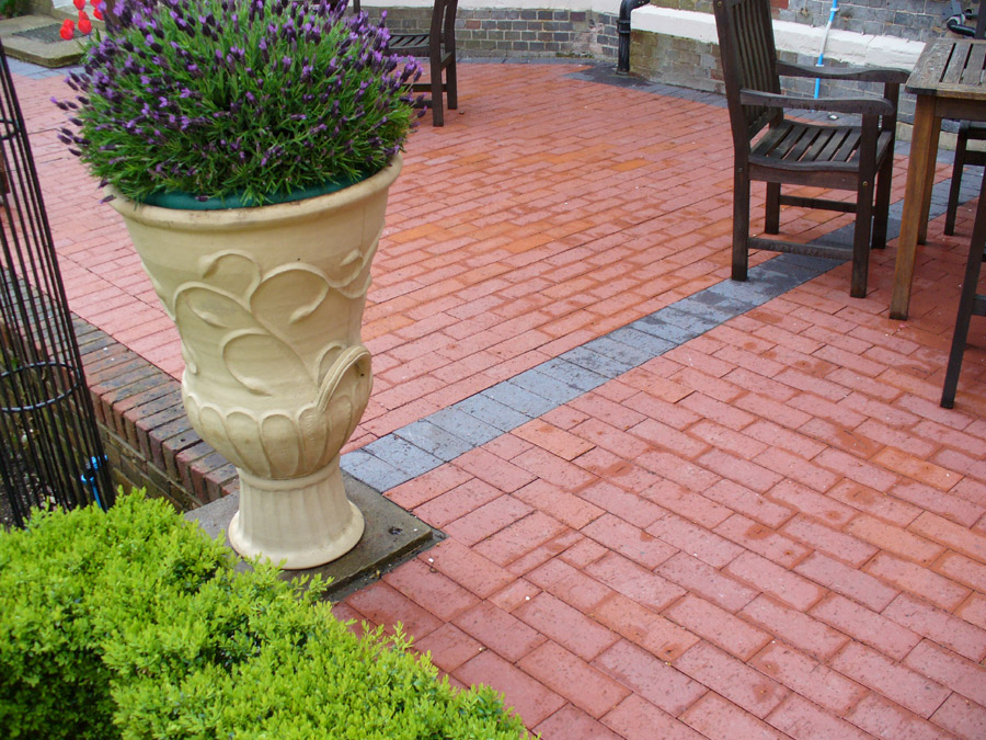 Shelleys Hotel  in Lewes with red paving