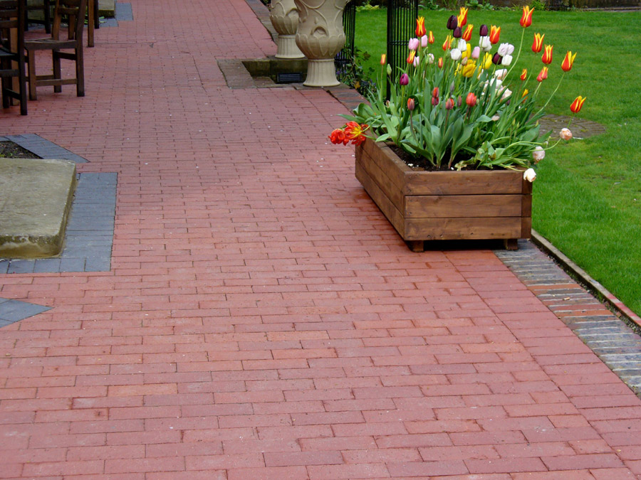 Shelleys Hotel  in Lewes with red paving