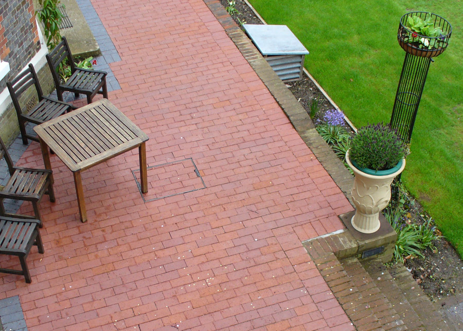 Shelleys Hotel  in Lewes with red paving