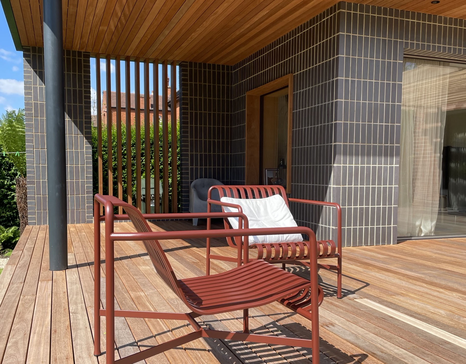 Staffs blue smooth brick slips with bespoke stretcher pistols on a contemporary residential extension