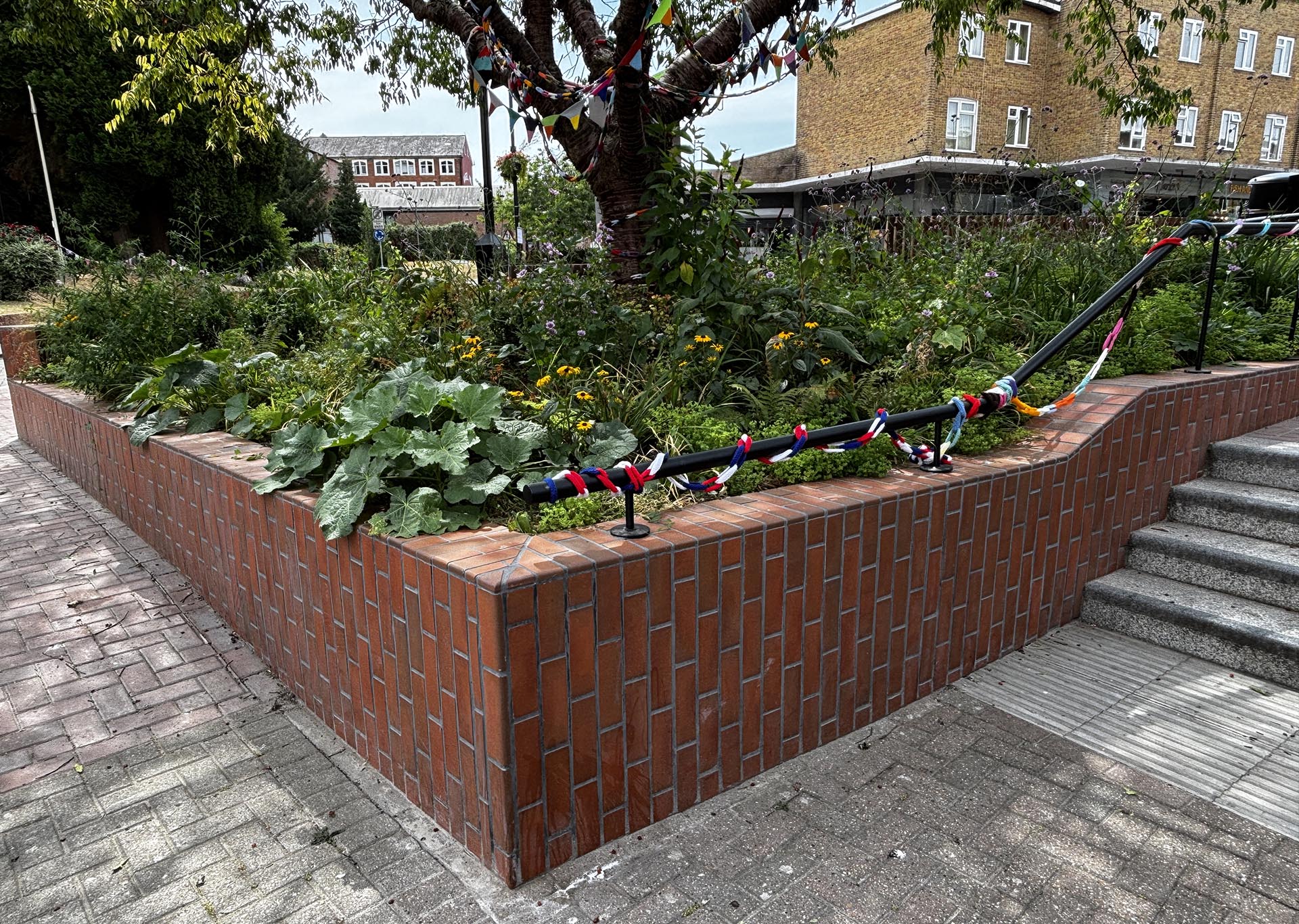 westbury rotunda rain garden with light multi quarry tiles and round edges